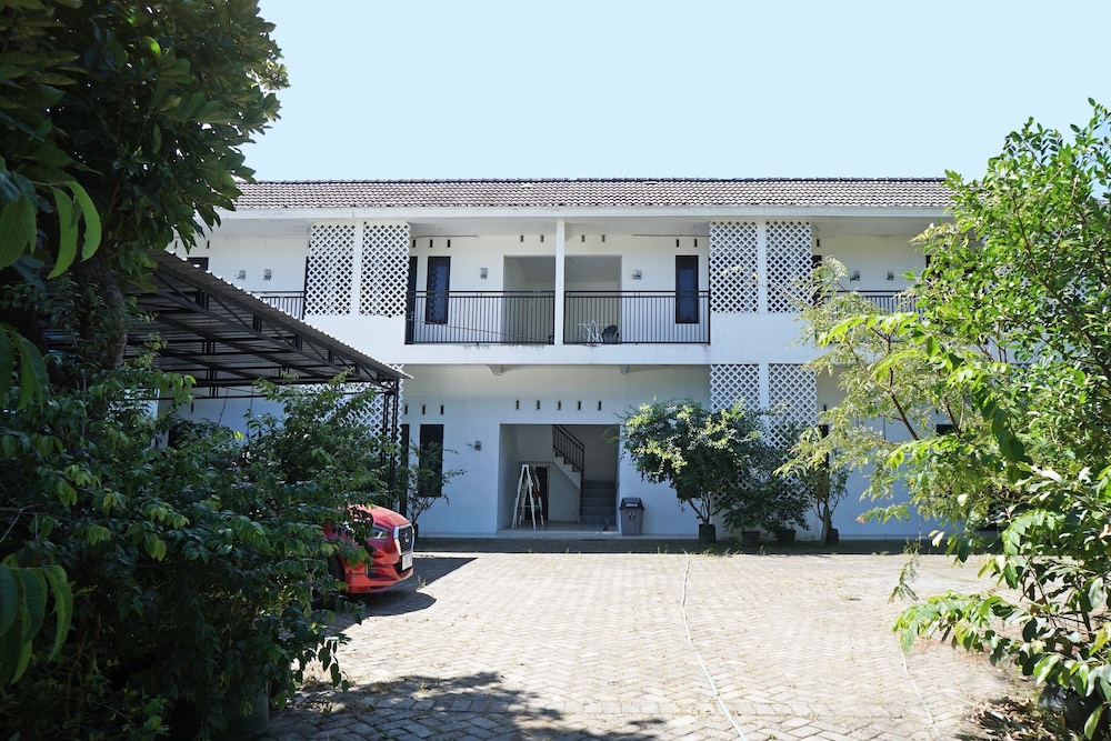 Hotel O Kost Putih Syariah in Blitar, Indonesia