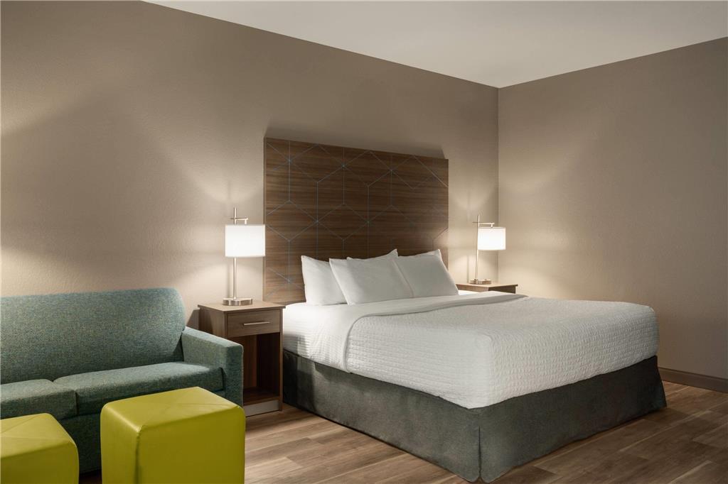 La Quinta Inn & Suites by Wyndham Shawnee - photo 17