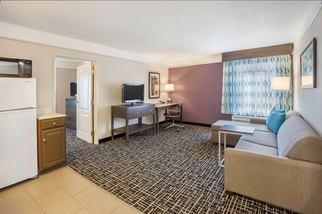 La Quinta Inn & Suites by Wyndham Cincinnati Airpt Florence - photo 16