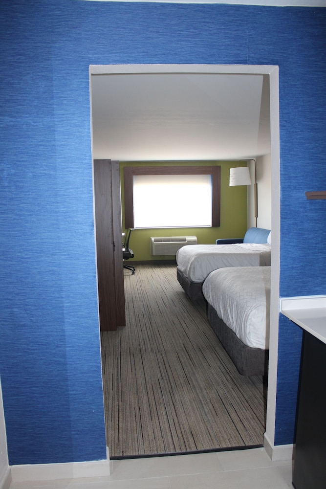 Holiday Inn Express Hotel & Suites Raton by IHG - photo 6