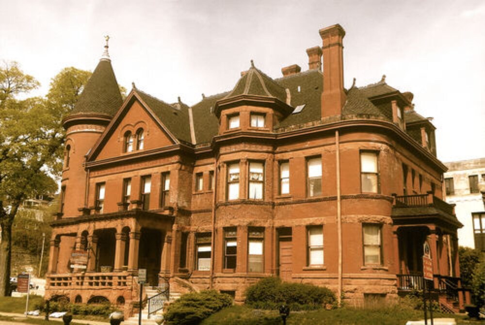 Redstone Inn And Suites — hotel in Dubuque