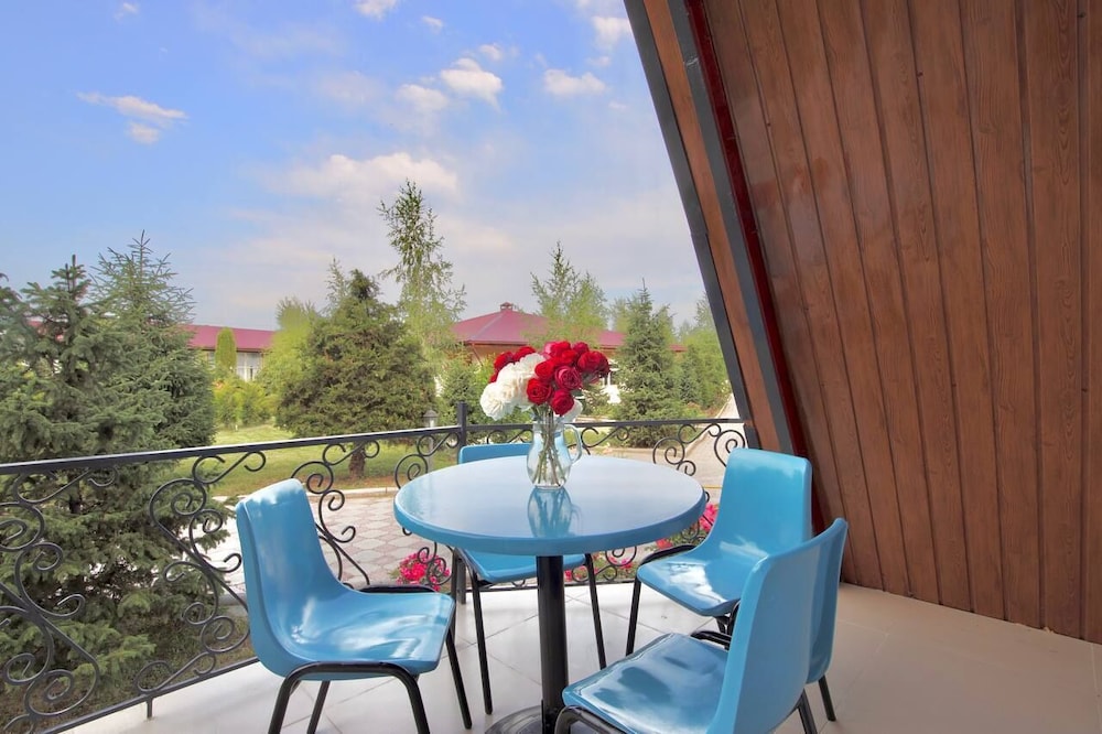 Dolinka Deluxe in Cholpon-Ata, Kyrgyzstan