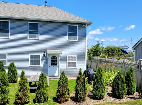 2 Br beach condo 1 block from shore — 4-Star Luxury Hotel in Narragansett, United States