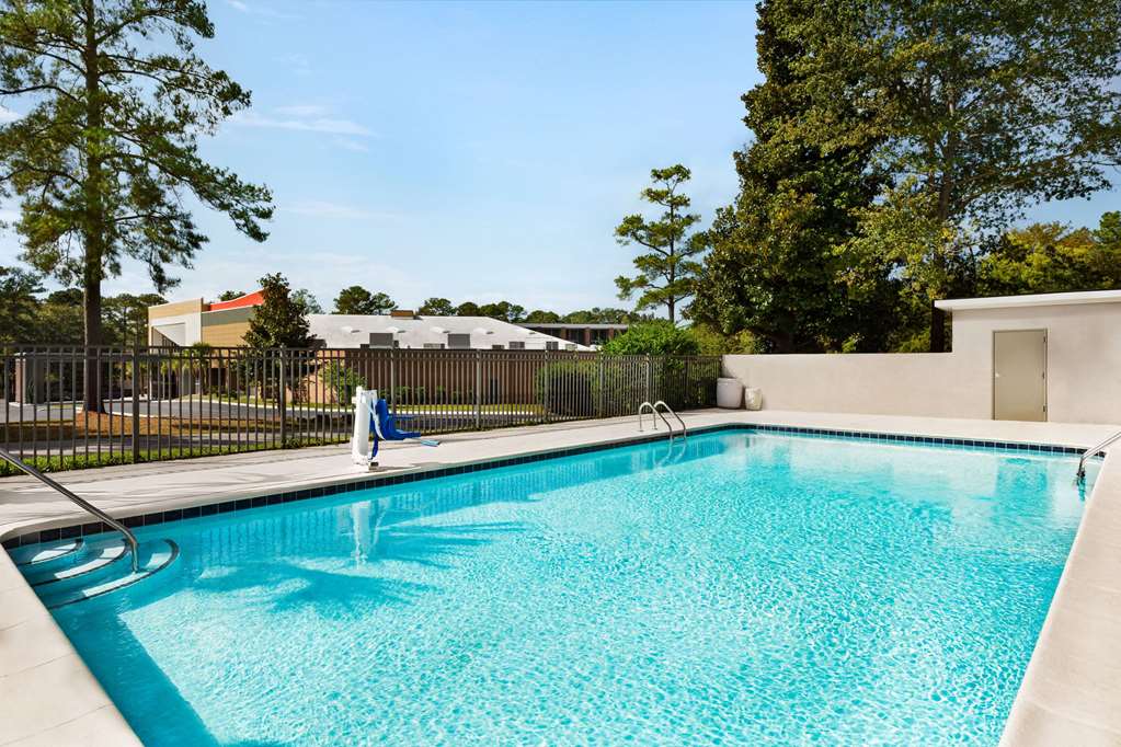 La Quinta Inn by Wyndham Columbia NE Fort Jackson - photo 9