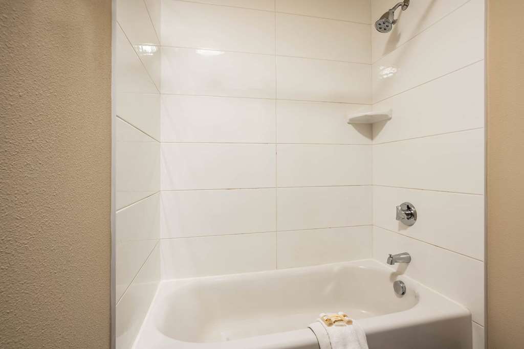 La Quinta Inn & Suites by Wyndham Eugene - photo 17