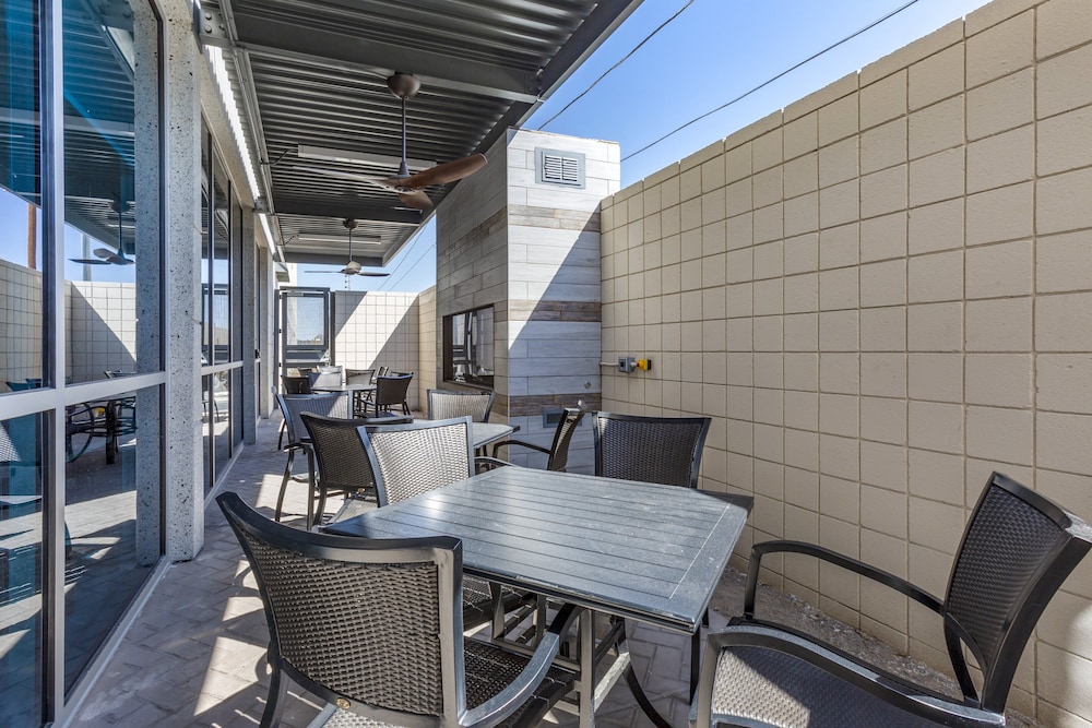 Holiday Inn Express & Suites Phoenix Dwtn State Capitol by IHG - photo 29