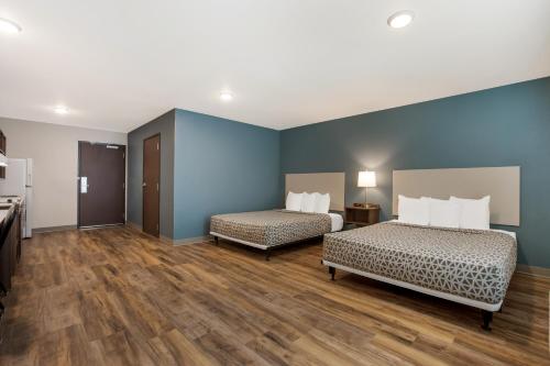 WoodSpring Suites Corona - photo 8