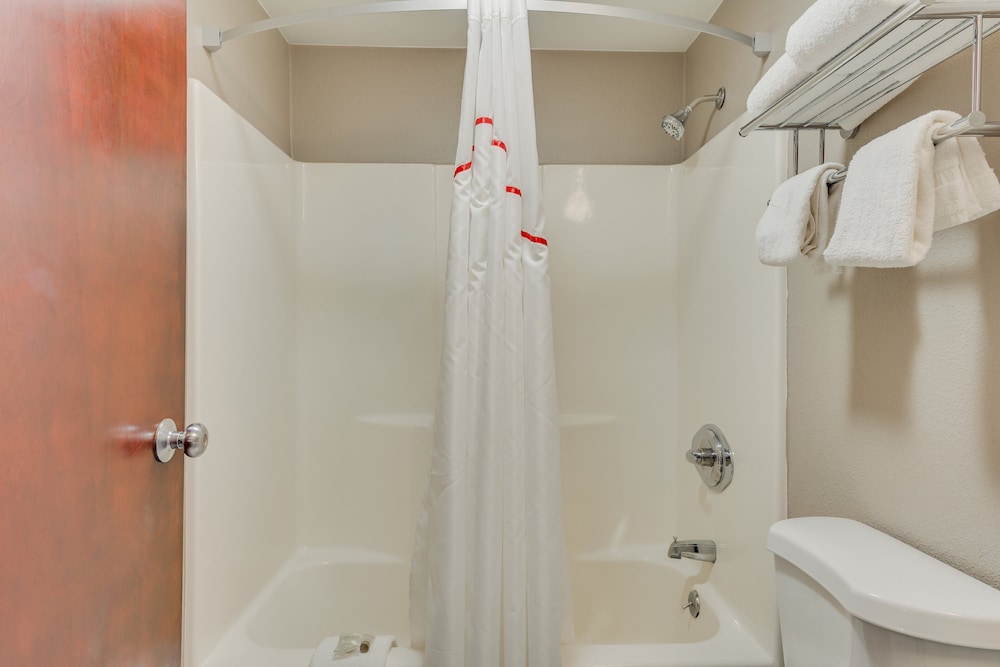 Red Roof Inn & Suites Newport Middletown RI - photo 30