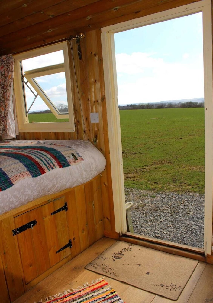 The Shearer’s Hut Sleeps 2 Wood Burner Fire Pit — Carmarthen — photo 2
