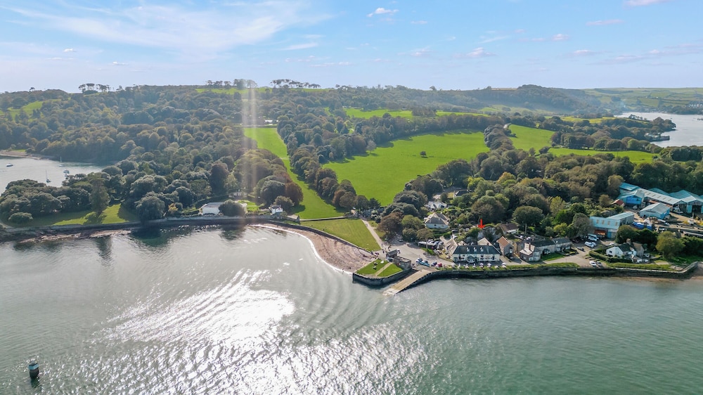Seascape - carbon neutral hotel in Torpoint