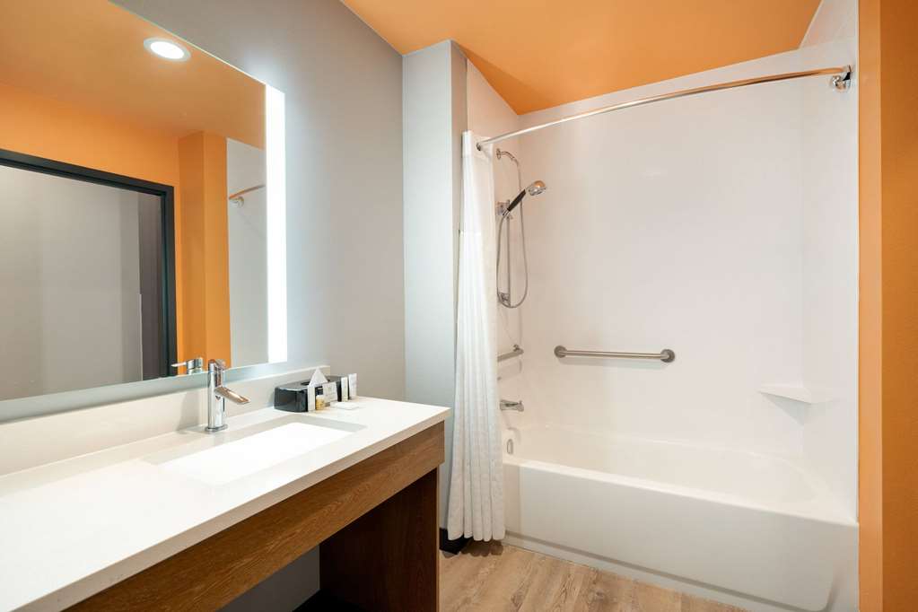 La Quinta Inn & Suites by Wyndham San Antonio Seaworld LAFB - photo 27