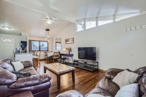 Vaulted Ceilings Natural Light Apt near Olde Town — 4-Star Luxury Hotel in Arvada, United States