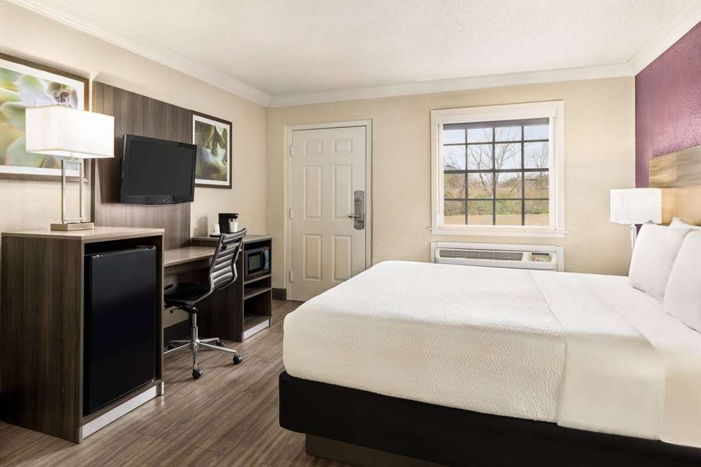 La Quinta Inn by Wyndham San Antonio Lackland - photo 33