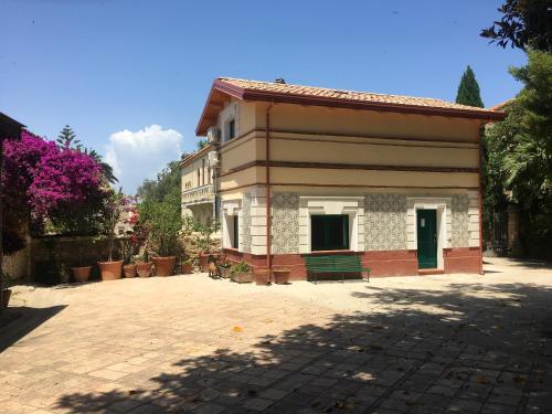 Comfy house in Crotone fenced garden — 4-Star Luxury Hotel in Crotone, Italy