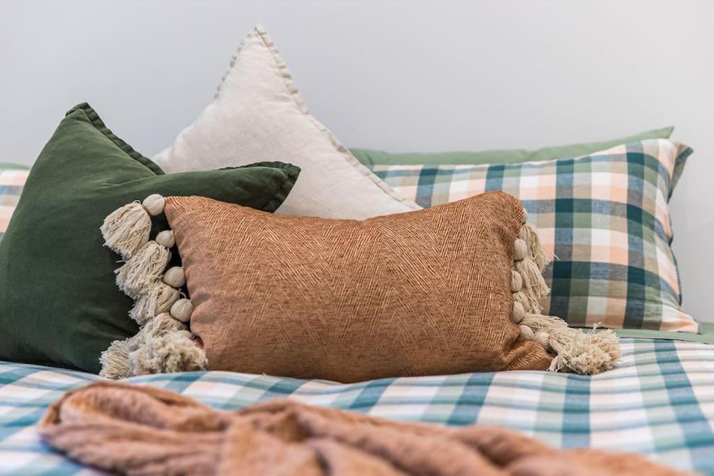 COSY RETREAT ON FOREST Offering 3 Comfortable Bedrooms Sleeps Up to 6 Please Note If Booking for 5 or more guests all 3 rooms will be required in Bendigo, Australia