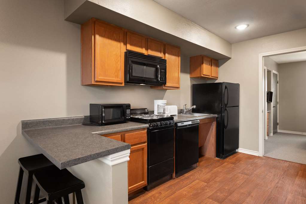 Eagle's Den Suites Cotulla a Travelodge by Wyndham - photo 21
