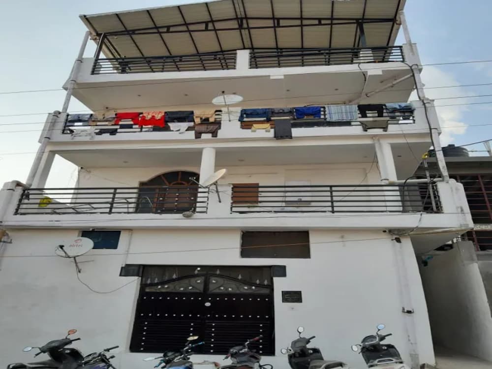 Goroomgo Hotel Ambika House Dehradun - carbon neutral hotel in Dehra Dun