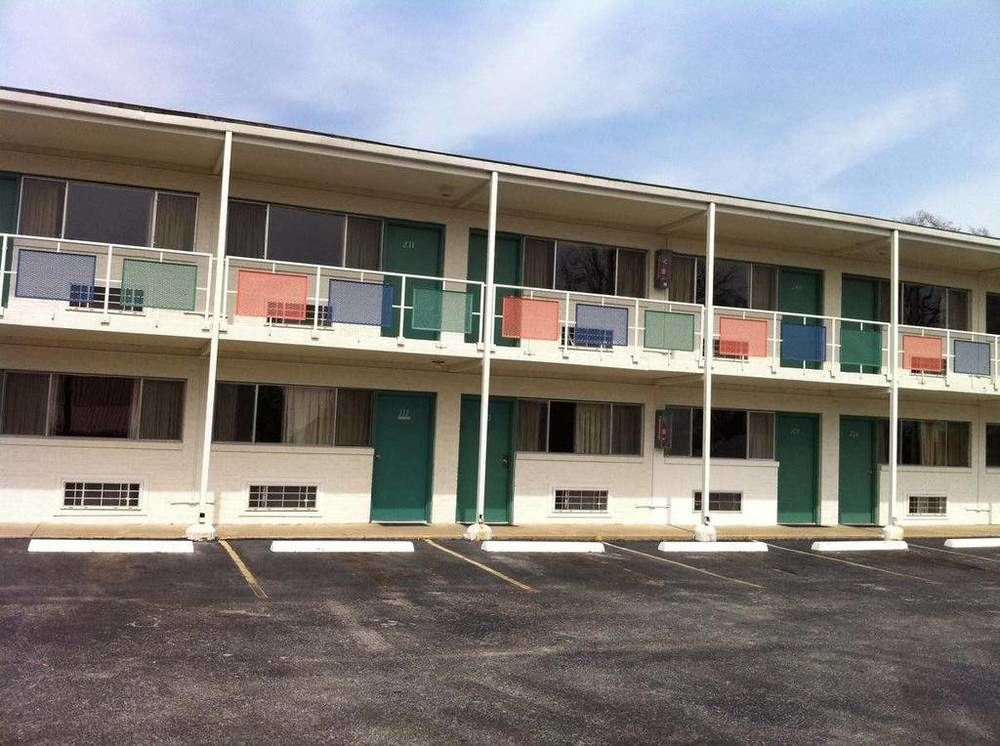 Hamilton Holiday Motel - photo 21