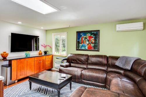 Charming Unit with Deck about 3 Mi to Lake Washington