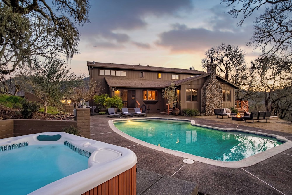 3.5 acre 5bdr Rereat w Views Pool Hot Tub Fire Pit Gable by Avantstay - photo 33