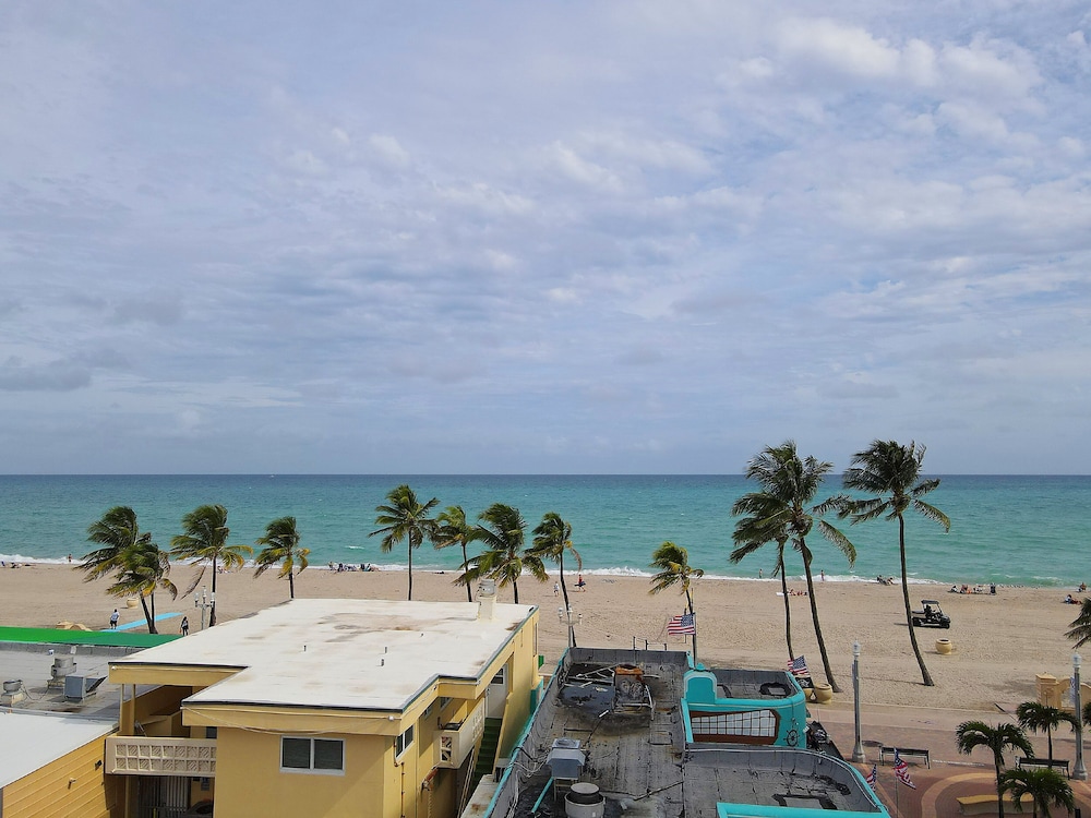 Tropic Isle Hotel and Apartment - photo 46