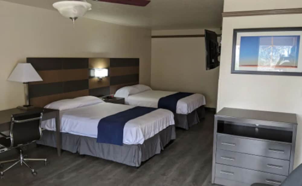 Atrium Inn - photo 2