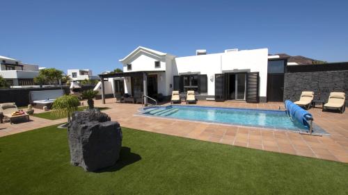 Marvelous Playa Blanca Villa 2 Bedrooms Villa Kagura Spacious — 4-Star Luxury Hotel in Playa Blanca, Spain