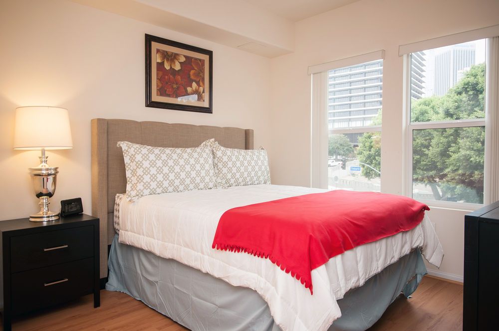 Sunshine Suites at 909 West Temple Street - photo 23