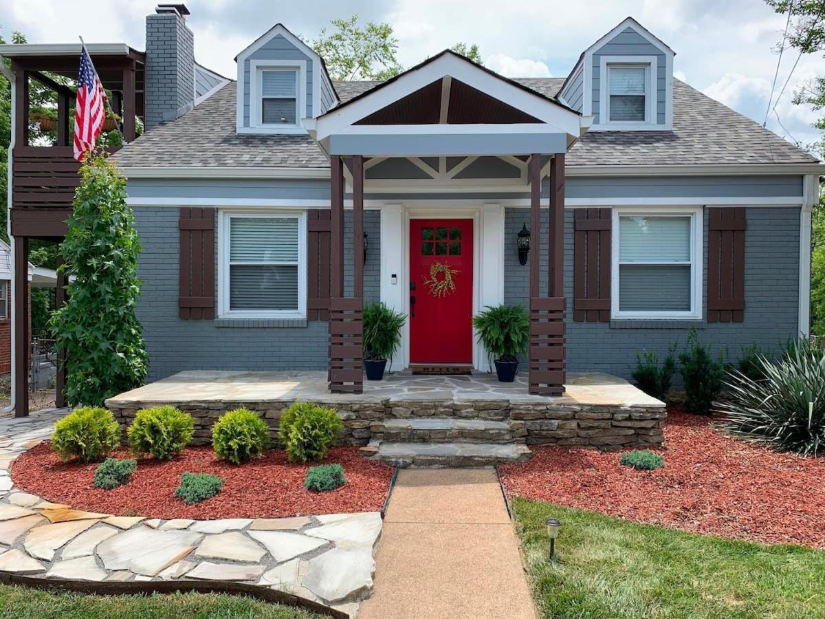 Cozy Bungalow close to Opry & Downtown Large Deck — 4-Star Luxury Hotel in Nashville, United States