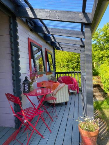 The Fabulous flower hut — hotel in Llanfynydd