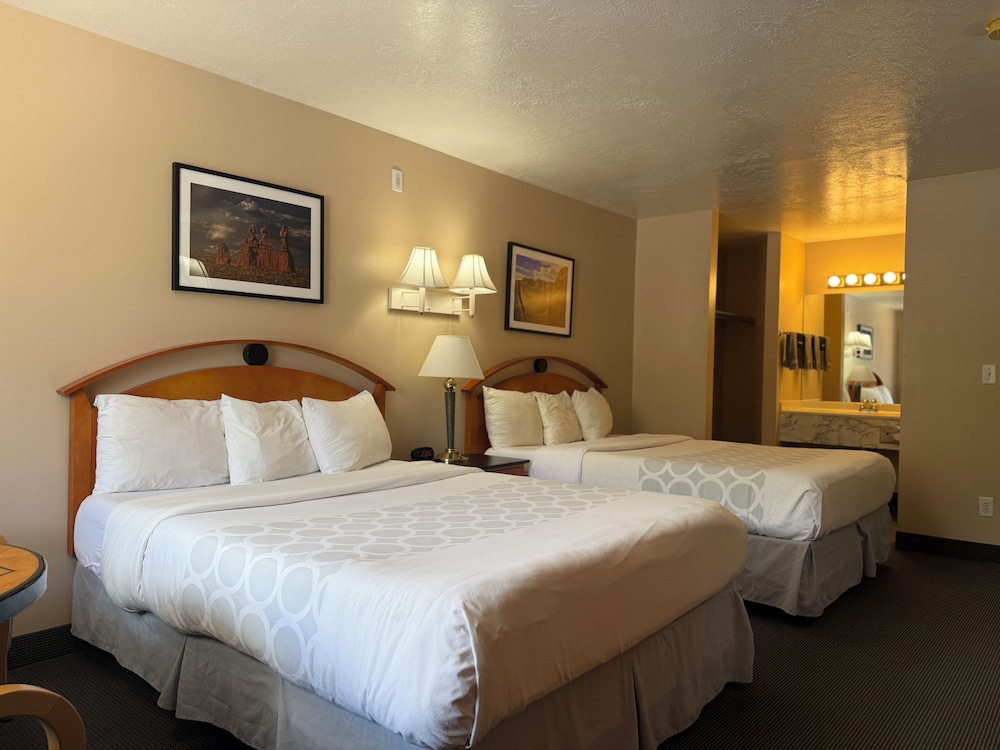 Cathedral Valley Inn - photo 8