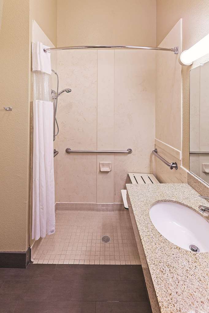 La Quinta Inn & Suites by Wyndham Houston Hobby Airport - photo 17