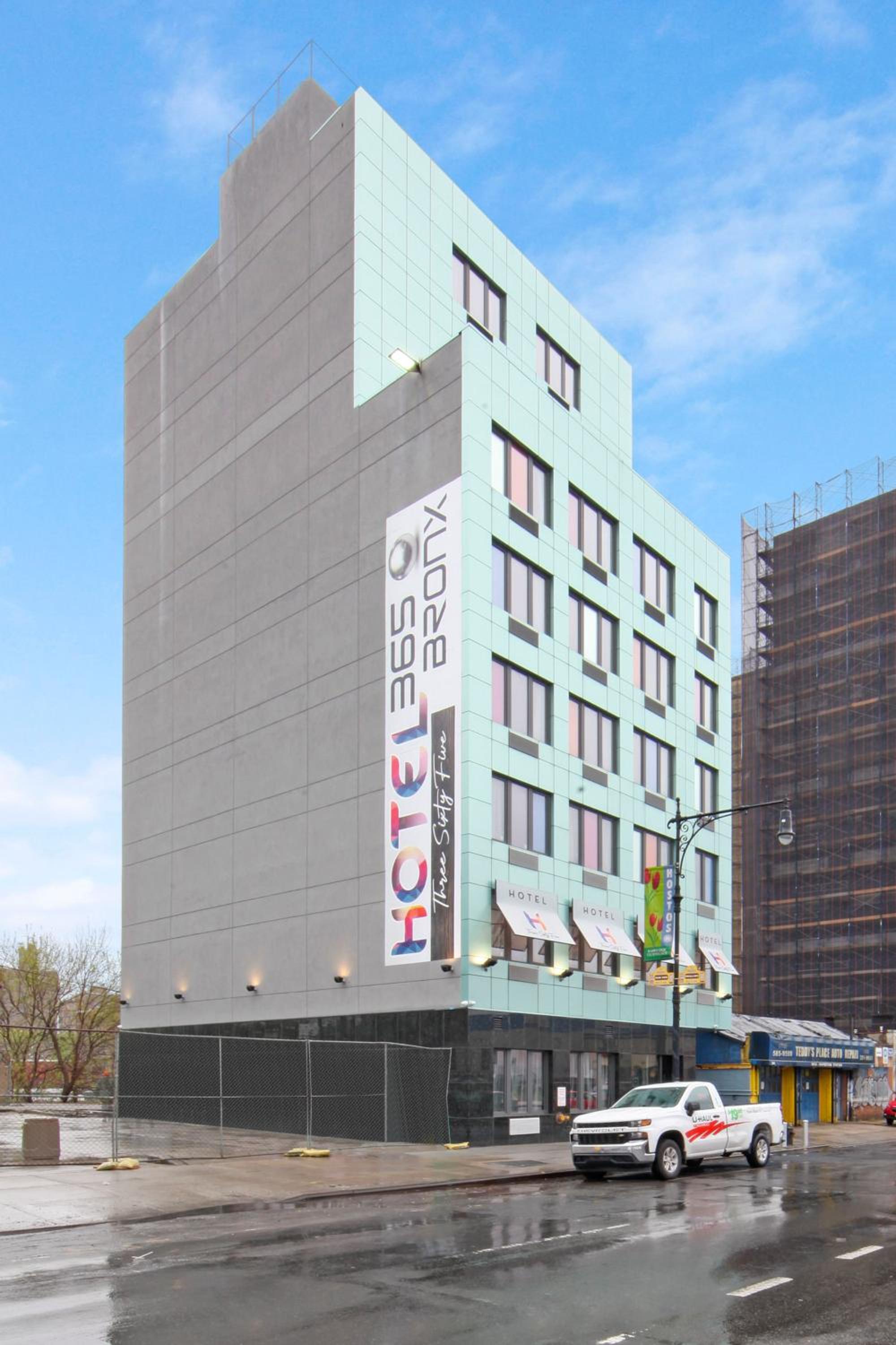 Hotel 365 Bronx - photo 6