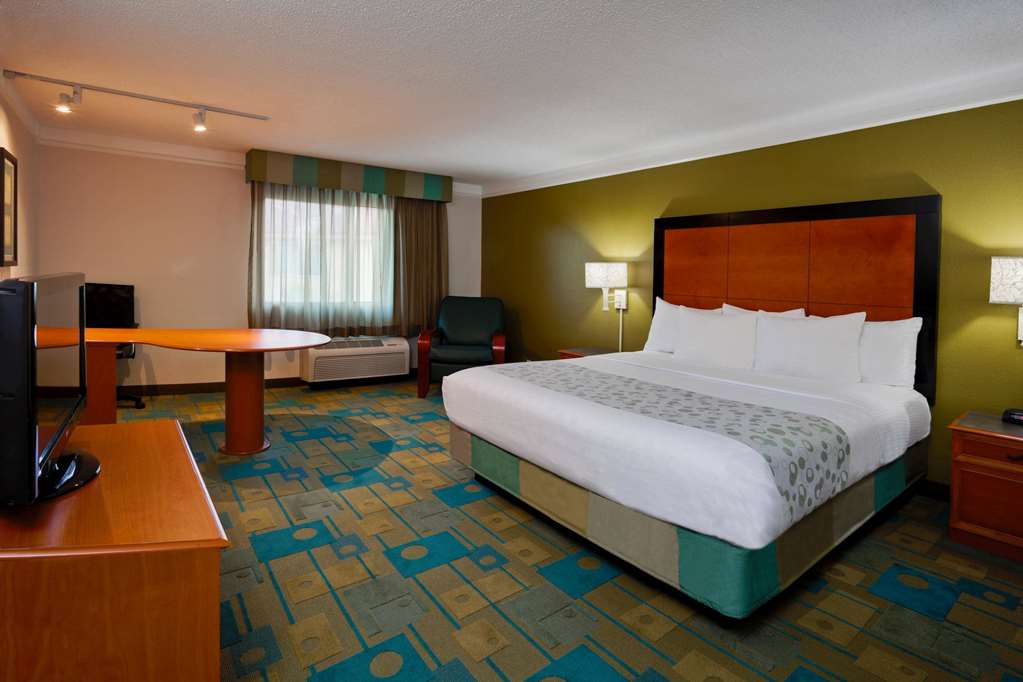 La Quinta Inn & Suites by Wyndham St. Pete Clearwater Airpt - photo 22