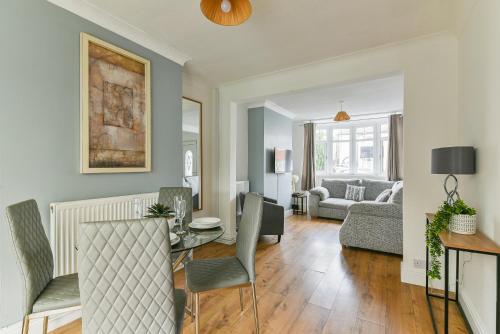 Fabulous 3 Bedroom House Near Black Country Museum Contractors & families — 4-Star Luxury Hotel in Tipton, United Kingdom