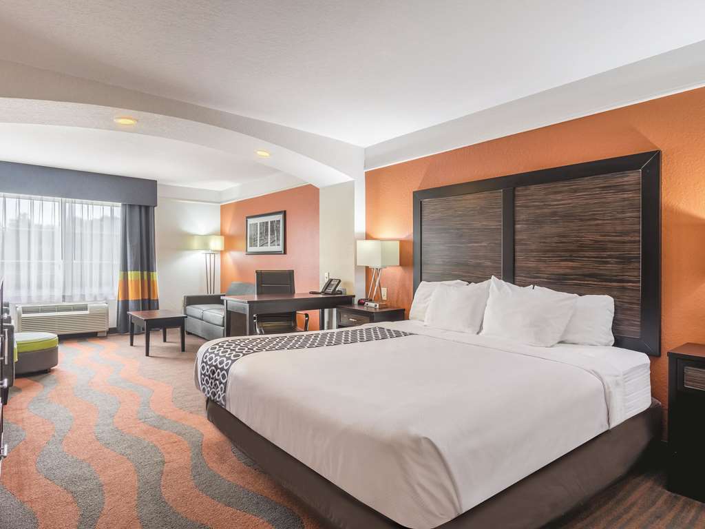 La Quinta Inn & Suites by Wyndham Prattville - photo 18