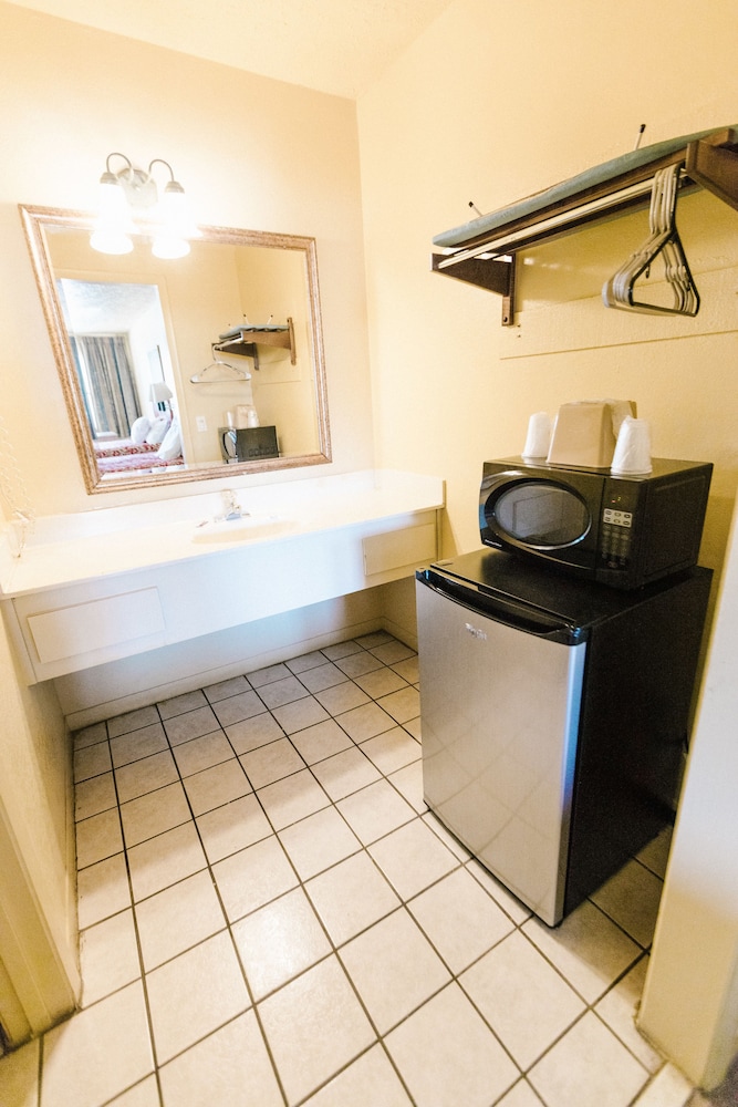 Summer Breeze Motel - photo 25