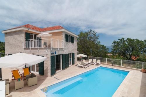 Family friendly house with a swimming pool Skrip Brac 20897 — 4-Star Luxury Hotel in Supetar, Croatia
