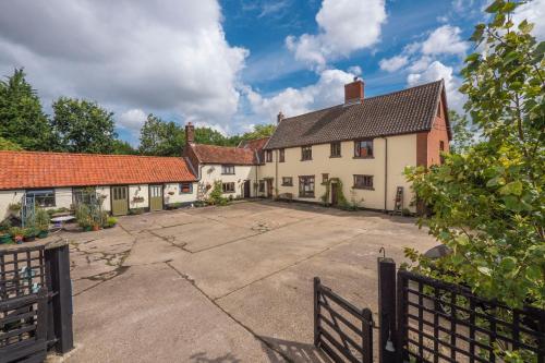 Valley Farmhouse B&B — 4-Star Luxury Hotel in Halesworth, United Kingdom