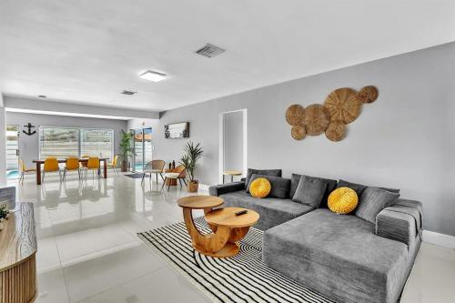 4BR Home Heated Pool And BBQ short drive Beach — 4-Star Luxury Hotel in Hollywood, United States