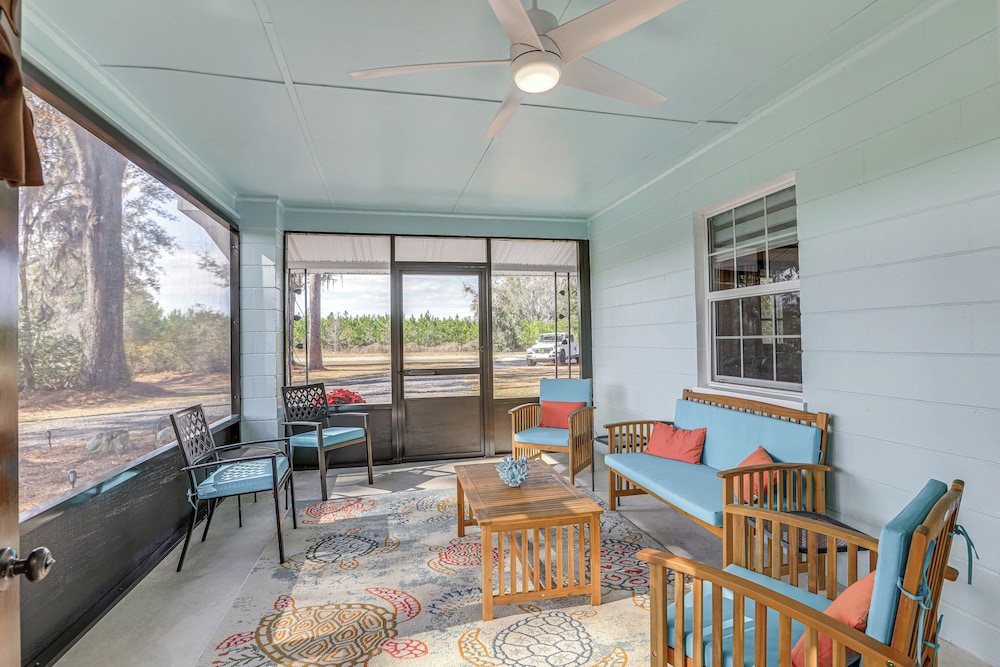 Pet friendly Florida Escape w Patio & Fire Pit — hotel in Live Oak