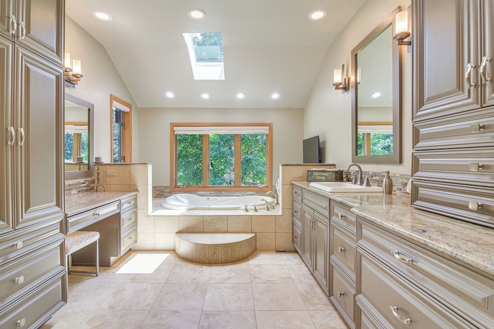 Stunning Mtn Views Private Stream Evergreen Gem — 4-Star Luxury Hotel in Evergreen, United States