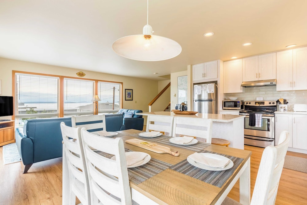 Beach Lookout Retreat by Avantstay Rooftop Views - photo 9