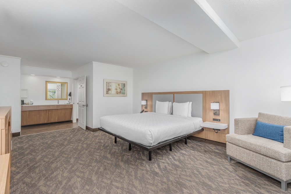 Crossroads Inn & Suites - photo 31