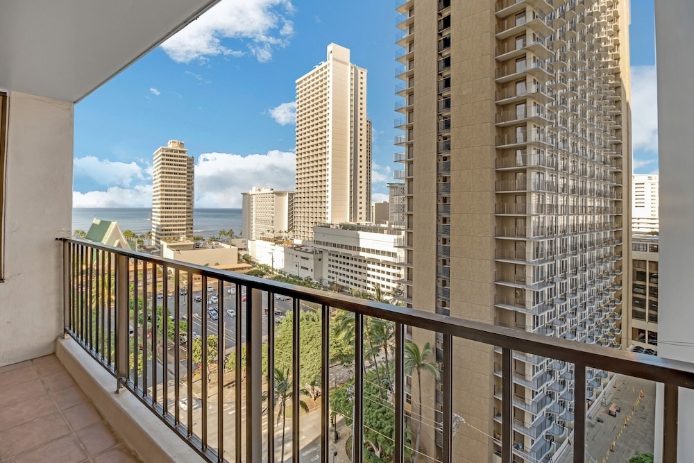 Spacious and Comfortable Ocean View Waikiki Banyan Condo FREE Parking by Koko Resort Vacation Rentals - photo 12