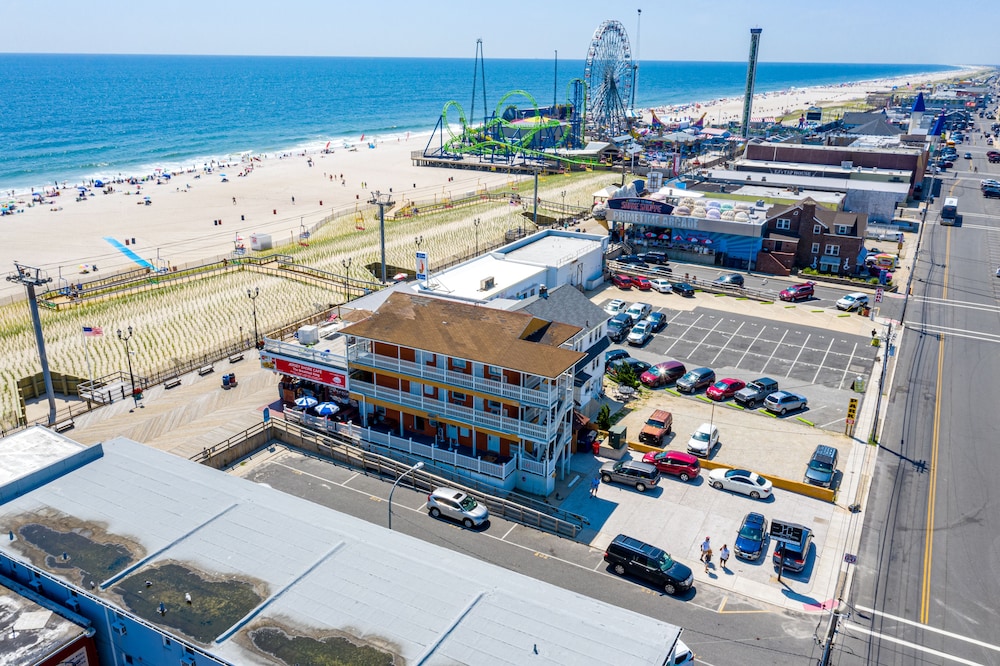 Boardwalk Hotel Charlee & Beach House Rentals - photo 52