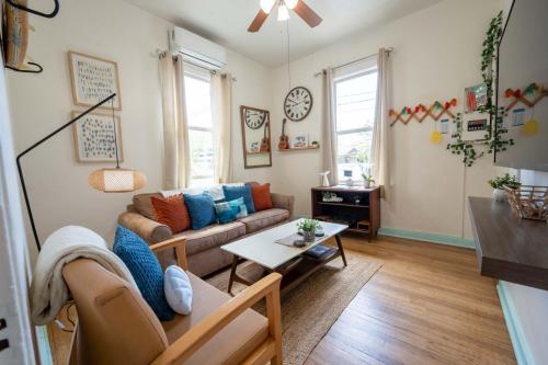 Breezy 1BR Retreat Walk to UofA and Spring Fun — 4-Star Luxury Hotel in Tucson, United States