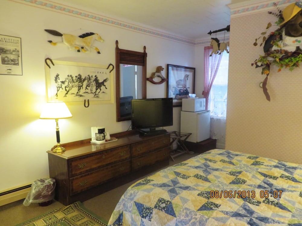 Lake Winnipesaukee Motel - photo 17