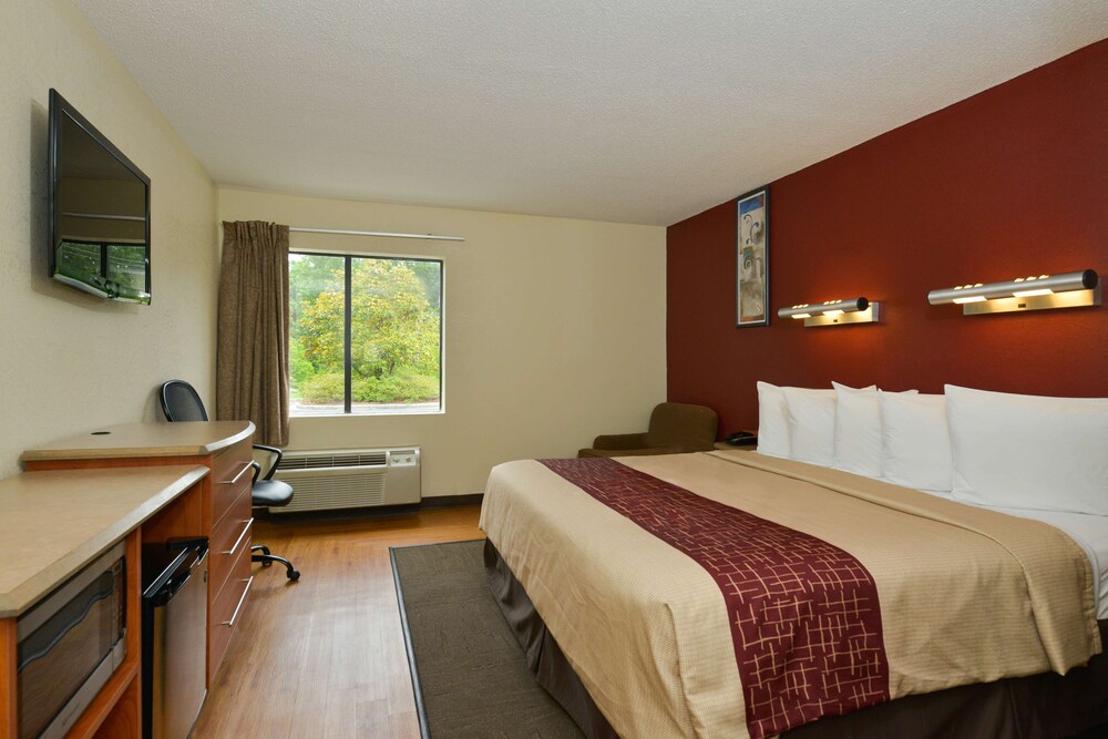 Red Roof Inn & Suites Savannah Gateway - photo 14