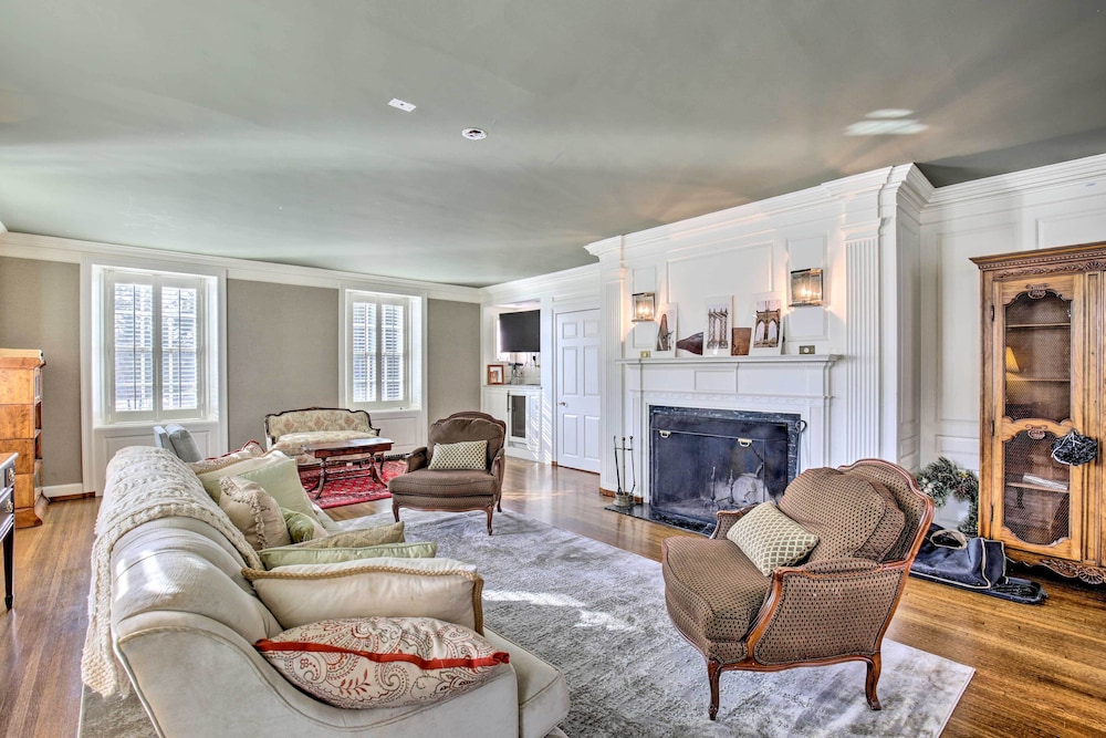 Spacious Estate w Courtyard: 2 Miles to Downtown — hotel in Keene
